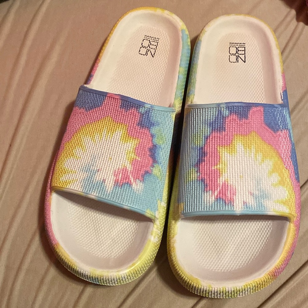 They are like cloud slides there a bit hard tho . size 11 WIDE